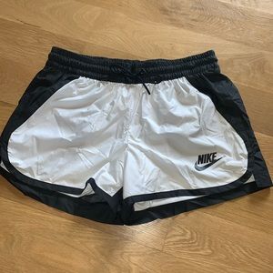 ~NEW~ Nike Windbreaker Shorts (Size: M)